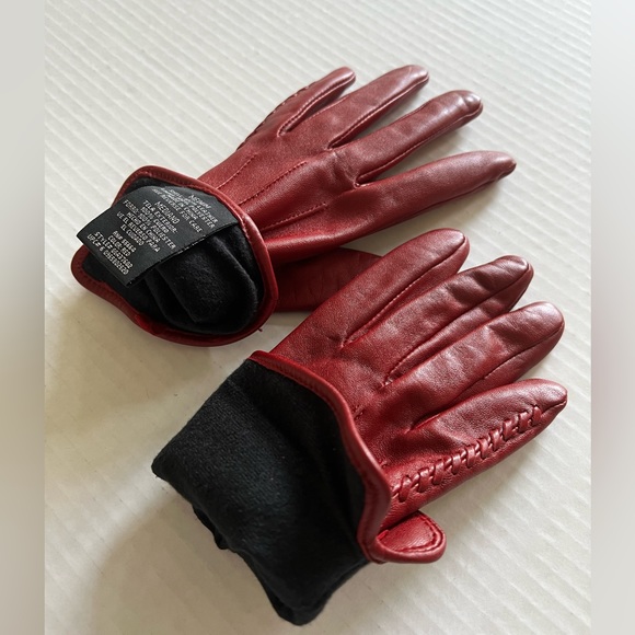 Burgundy Soft Napa leather Women’s gloves, with side-laced up-detail. (M) 7/7.5” - Picture 10 of 12